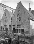 818029 Gezicht op de voorgevels van de huizen Jansveld 14 (links)-16, behorend tot de St.-Margaretenhof te Utrecht.
